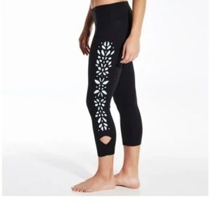 NWT Calia by Carrie Underwood laser cut capri leggings size large black & mint
